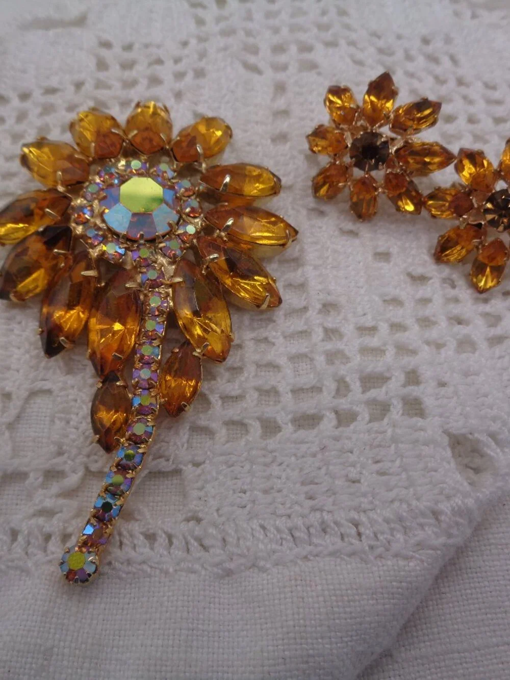 Vintage Golden RHINESTONE FLOWER BROOCH & Clip EARRINGS Set